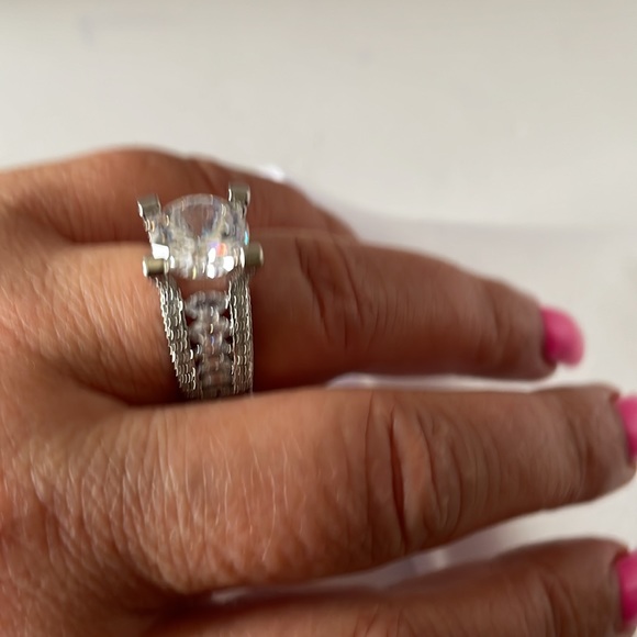 ❌PRICE DROP❌NWOT Silver CocktailRing with Crystals. - Picture 5 of 5